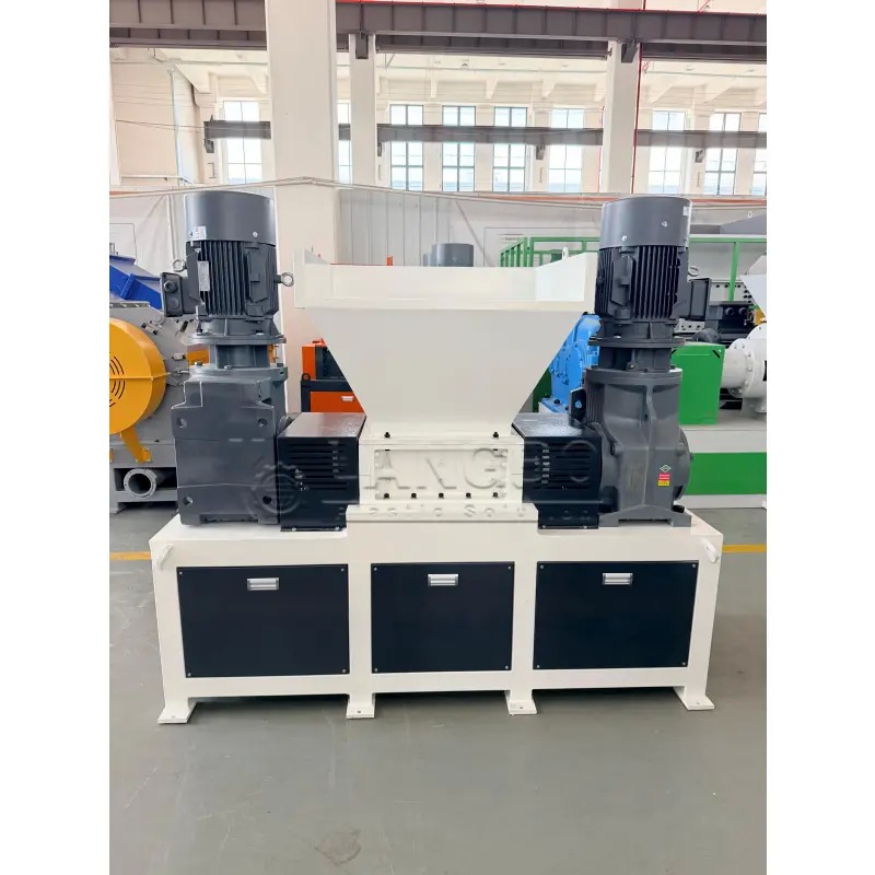 최신 회사 사례 Double Shaft Shredder Machine for Bulky Plastic Waste Processing in Spain Recycling System