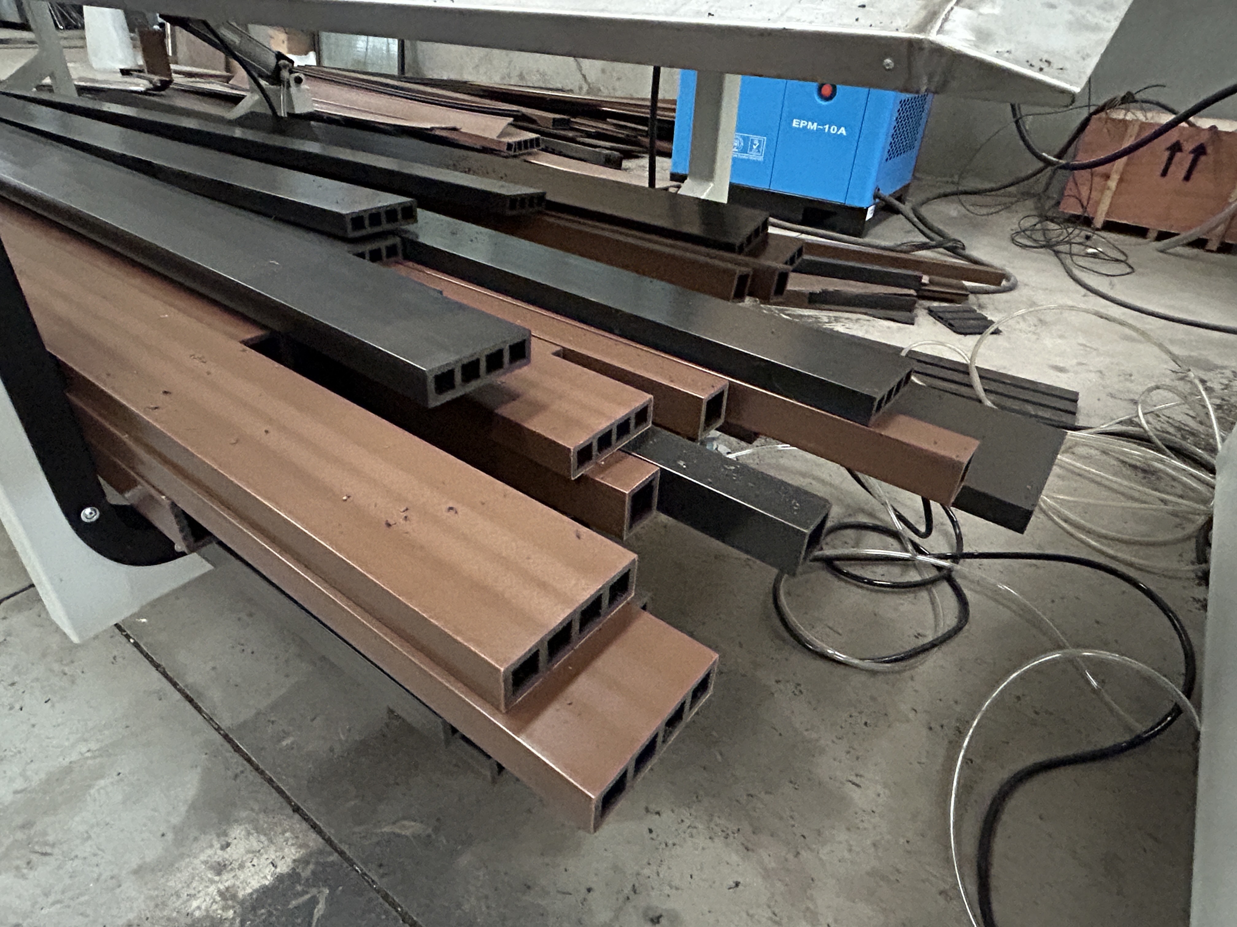 최신 회사 사례 Building a WPC Decking Manufacturing Solution for Outdoor Flooring Applications in Romania