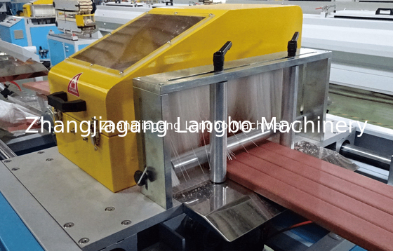 품질  Embossed WPC Outdoor Profile Extrusion Line 400KG/H 75KW 공장