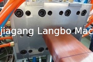 엠보싱된 WPC 야외 프로필 압출 라인 400KG/H 75KW