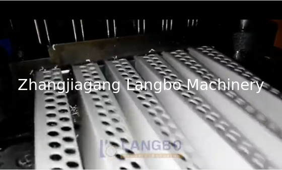 맞춤형 전압 PVC WPC 코너 엣지 밴드 스트립 가드 L 모양 각 배제기 / 제조 기계 / 배제 생산 라인