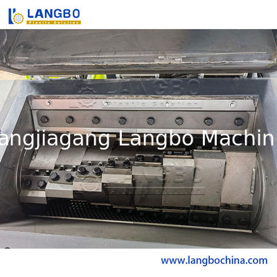 조절 할 수 있는 방출 500-1000 kg/h 분쇄 용량 플라스틱 파이프에 대한 강력한 플라스틱 재활용 분쇄 기계