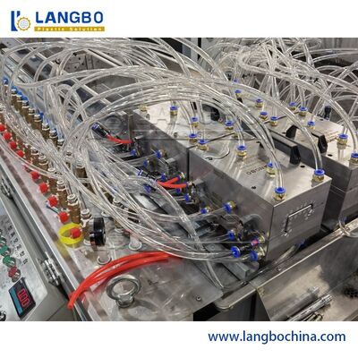 높은 산출 PVC 단면도 밀어남 행 300MM 단면도 크기 250KG/H 수용량