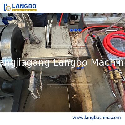 100 세륨 WPC 단면도 밀어남 행 - 150KG/H 높은 생산 능력