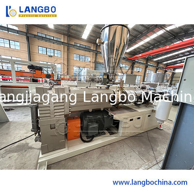 원뿔형 트윈 스크류 압출기가 있는 특수 WPC 벽면 생산 라인