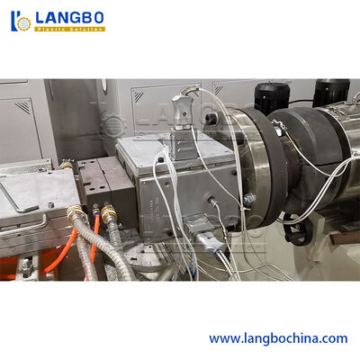 350KG/H 제품 속도 WPC 벽면 기계, PLC 통제 WPC 단면도 생산 라인