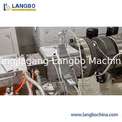 건축 WPC 단면도 밀어남 행 240MM 제품 크기 37KW 모터 힘