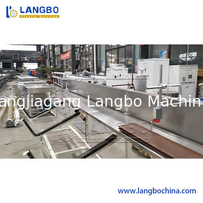 원뿔형 트윈 스크류 압출기가 있는 특수 WPC 벽면 생산 라인