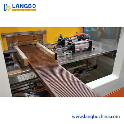 350KG/H 제품 속도 WPC 벽면 기계, PLC 통제 WPC 단면도 생산 라인