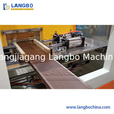 건축 WPC 단면도 밀어남 행 240MM 제품 크기 37KW 모터 힘