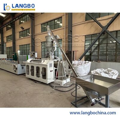 350KG/H 제품 속도 WPC 벽면 기계, PLC 통제 WPC 단면도 생산 라인