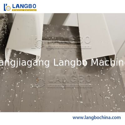 1180mm 프로필 크기의 PVC 케이블 트렁크 제작 기계 8m 캘리브레이션 테이블과 55/110 피침형 쌍 나사 추출기