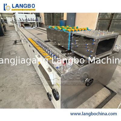 고품질 플라스틱 PVC 프로파일 폼 extruder WPC 부녀 문 프레임 바닥 PP PE PC 홀 보드 밀폐 스트립 extrusion 생산 라인