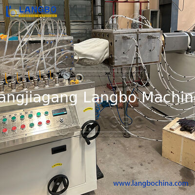 WPC/UPVC/PVC/PE/PP 벽 패널/창문/문/지붕/장/창문판 목재 플라스틱 바닥 프로필 진압 생산 라인