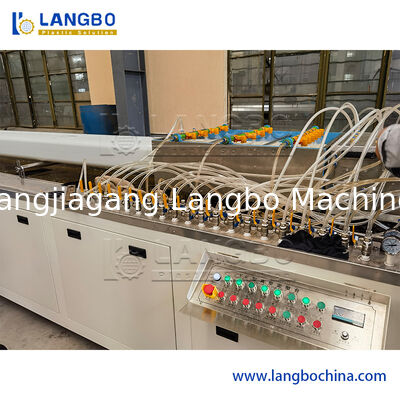 PP PE 목재 플라스틱 복합 WPC 데킹 벽 래딩 패널 프로필 외출 기계/PVC 창문 및 문 프로필 문 패널 외출 기계 생산 라인