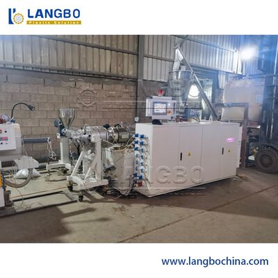 PVC 파이프 추출 라인입니다.