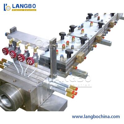 WPC 데킹 라인 | 야외 보드용 압출, 캘리브레이션, 엠보싱