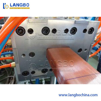 WPC 데킹 머신입니다.