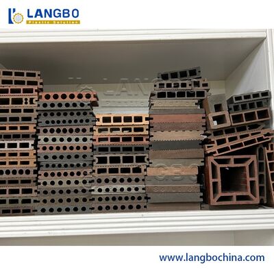 WPC 데킹 머신입니다.