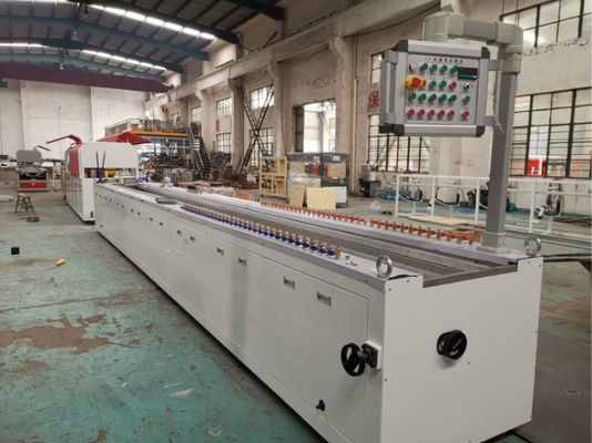 ISO PVC 벽면 밀어남 선은 절단기 200 - 250kg/H 생산 능력을 보았습니다